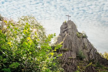 Druidenstein im Frühjahr Vorderansicht