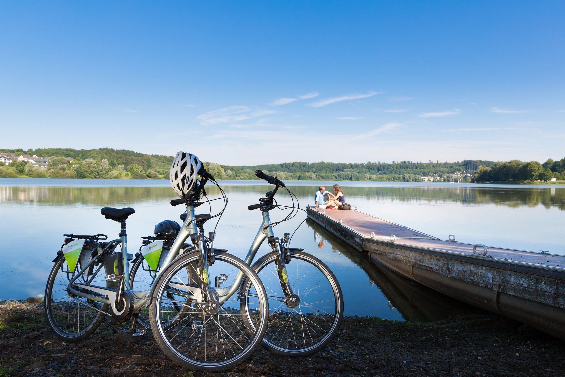 Radfahrer auf einem Steg am Wiesensee