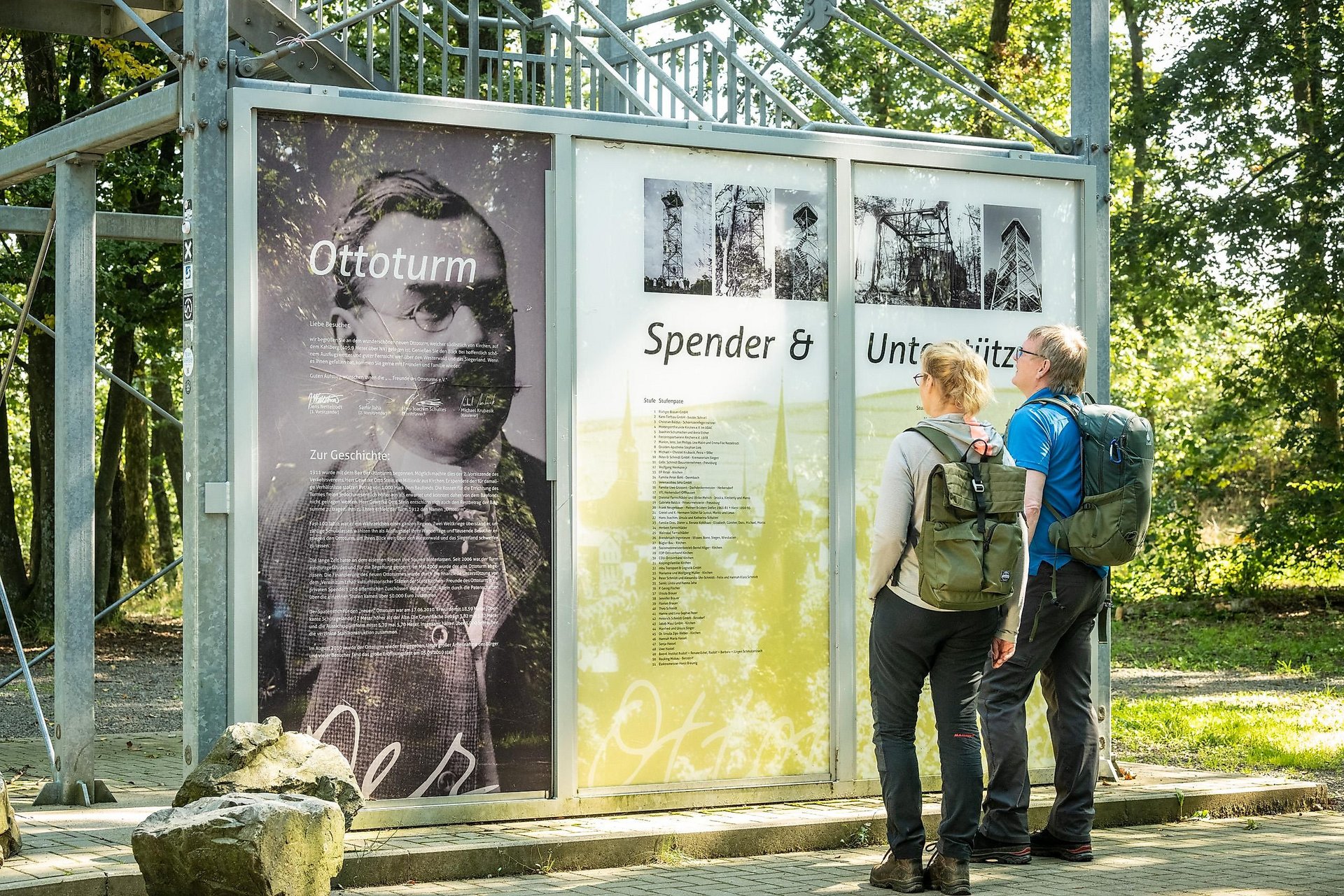 Ottoturm, Info-Tafel mit Spendern