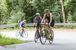 3 Radfahrer an einer steilen Kurve